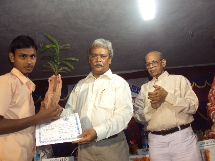 scholarship to students (3)_600x600_100KB.jpg